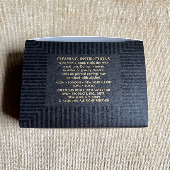 VINTAGE (1996) AVON GOLDEN PEARLESQUE GIFT SET WITH CLIP ON EARRINGS - Picture 4 of 4